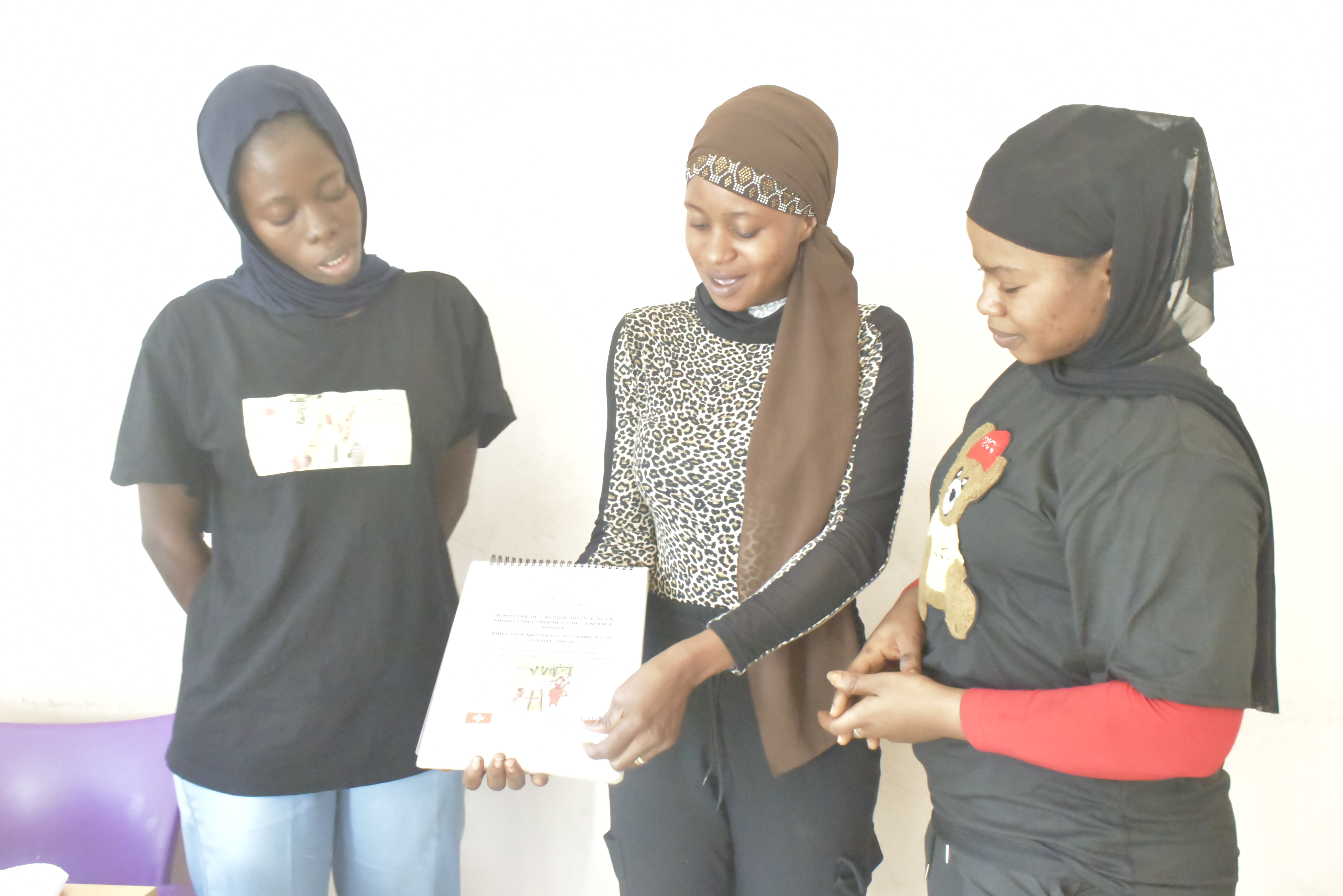 Jeunes filles leaders durant une séance de sensibilisation pour la promotion de l'abandon des MGF à Kankan
