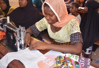 Jeunes filles, se formant dans un centre d'autonomisation féminine à Mamou