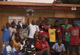 Photo de jeunes devant un espace jeune installé et aménagé par UNFPA pour l'accès des jeune à l'information sur la santé sexuell