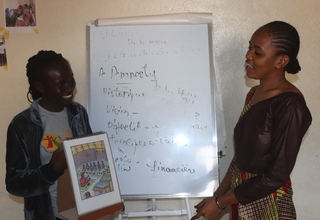 Jeunes filles leaders de N'zérékoré, procédant à une démonstration de sensibilisation avec la boîte à images