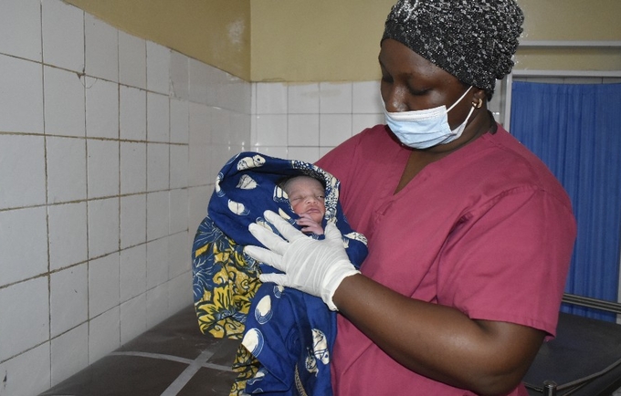 Sage femme donnant les premiers soins au nouveau né au centre de santé de Ratoma - Conakry