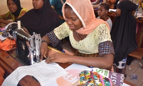 Jeunes filles, se formant dans un centre d'autonomisation féminine à Mamou