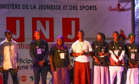 Photo de famille des membres du bureau exécutif du Conseil National des Jeunes à la cérémonie de présentation au gouvernement