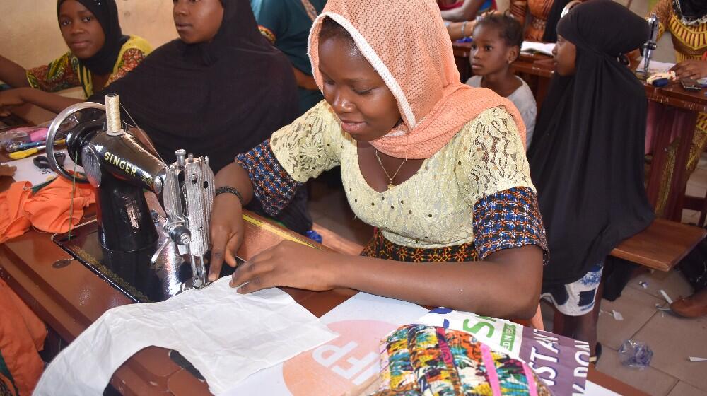 Jeunes filles, se formant dans un centre d'autonomisation féminine à Mamou