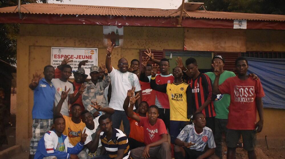 Photo de jeunes devant un espace jeune installé et aménagé par UNFPA pour l'accès des jeune à l'information sur la santé sexuell