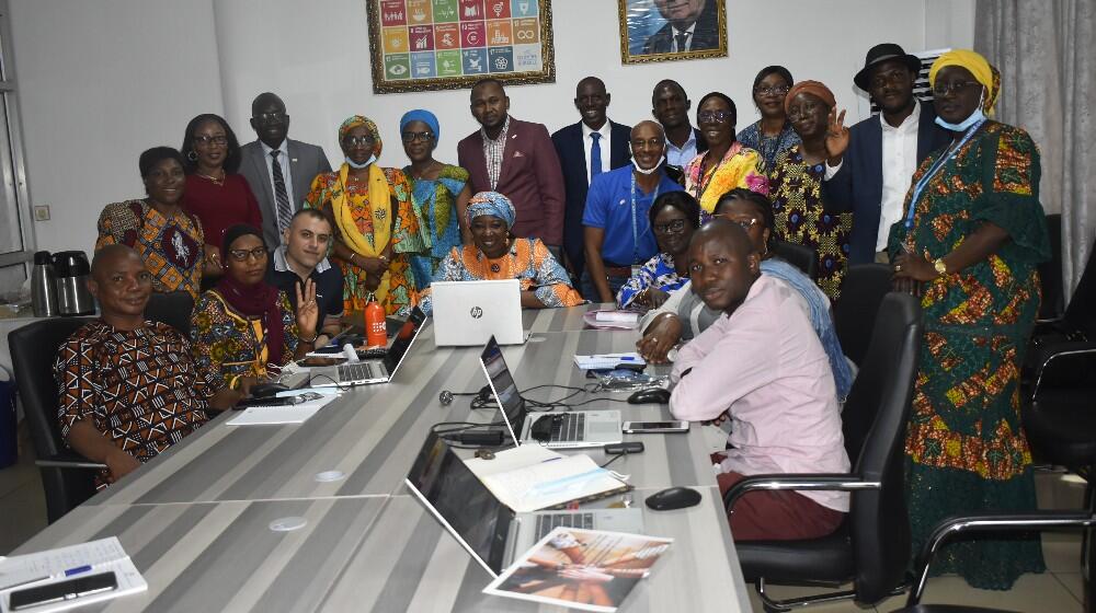 Photo de famille de famille avec la Directrice Exécutive Adjointe, Chargée de Programme, @dienekeita - Conakry 