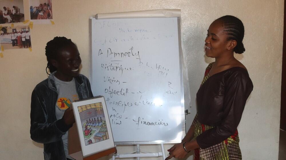 Jeunes filles leaders de N'zérékoré, procédant à une démonstration de sensibilisation avec la boîte à images