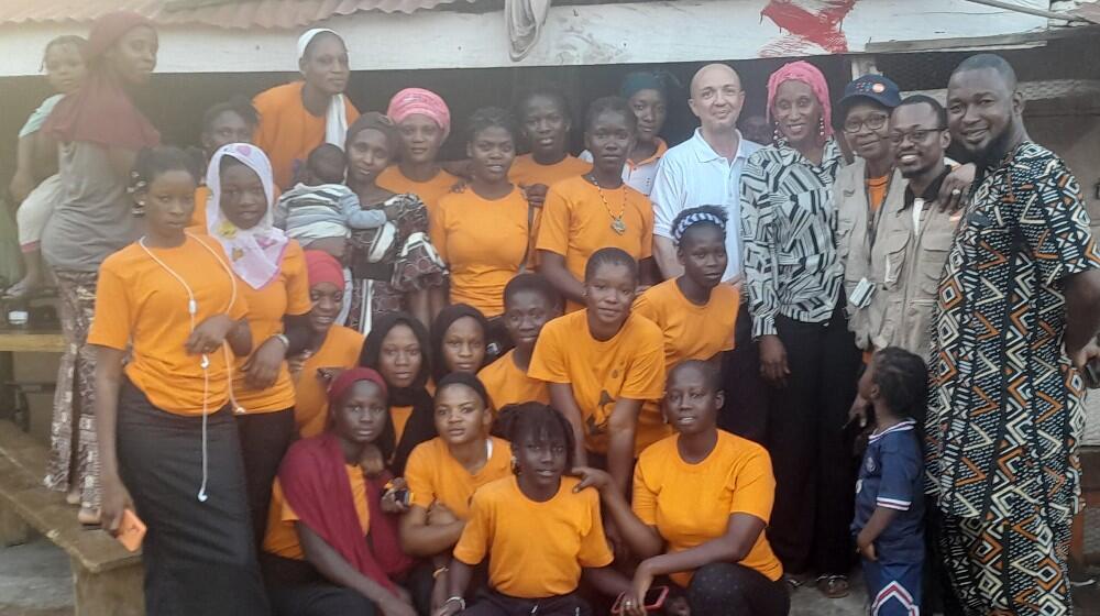 Photo de famille avec les filles & femmes du centre d'insertion de la kanianaise à Kindia