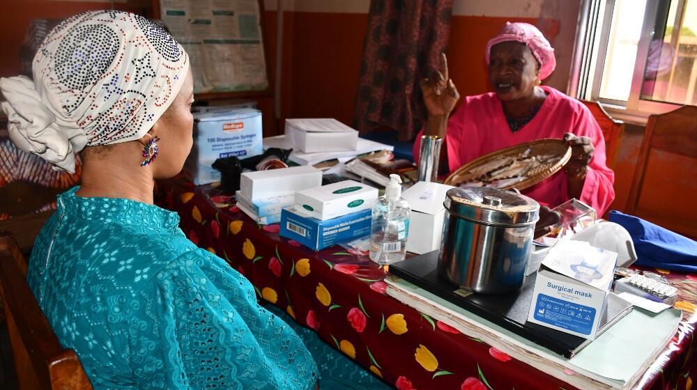 Mariam Kourouma, assise en face de la sage femme qui lui présente les méthodes modernes de contraception - crédit photo : Afiwa 