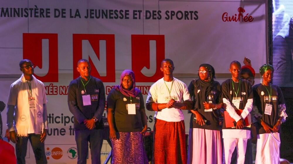 Photo de famille des membres du bureau exécutif du Conseil National des Jeunes à la cérémonie de présentation au gouvernement