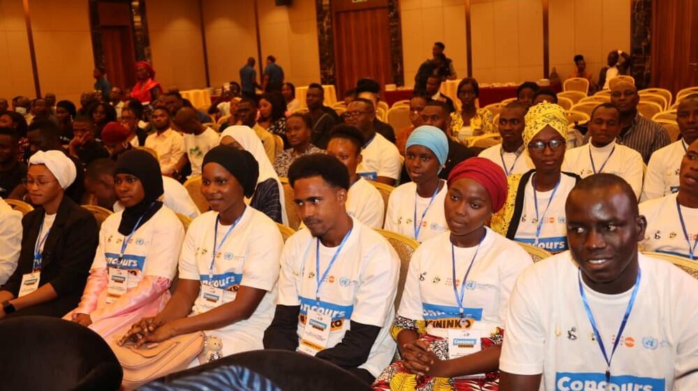 Photo des 20 candidats installés la salle pendant la cérémonie de la finale du concours SININKO