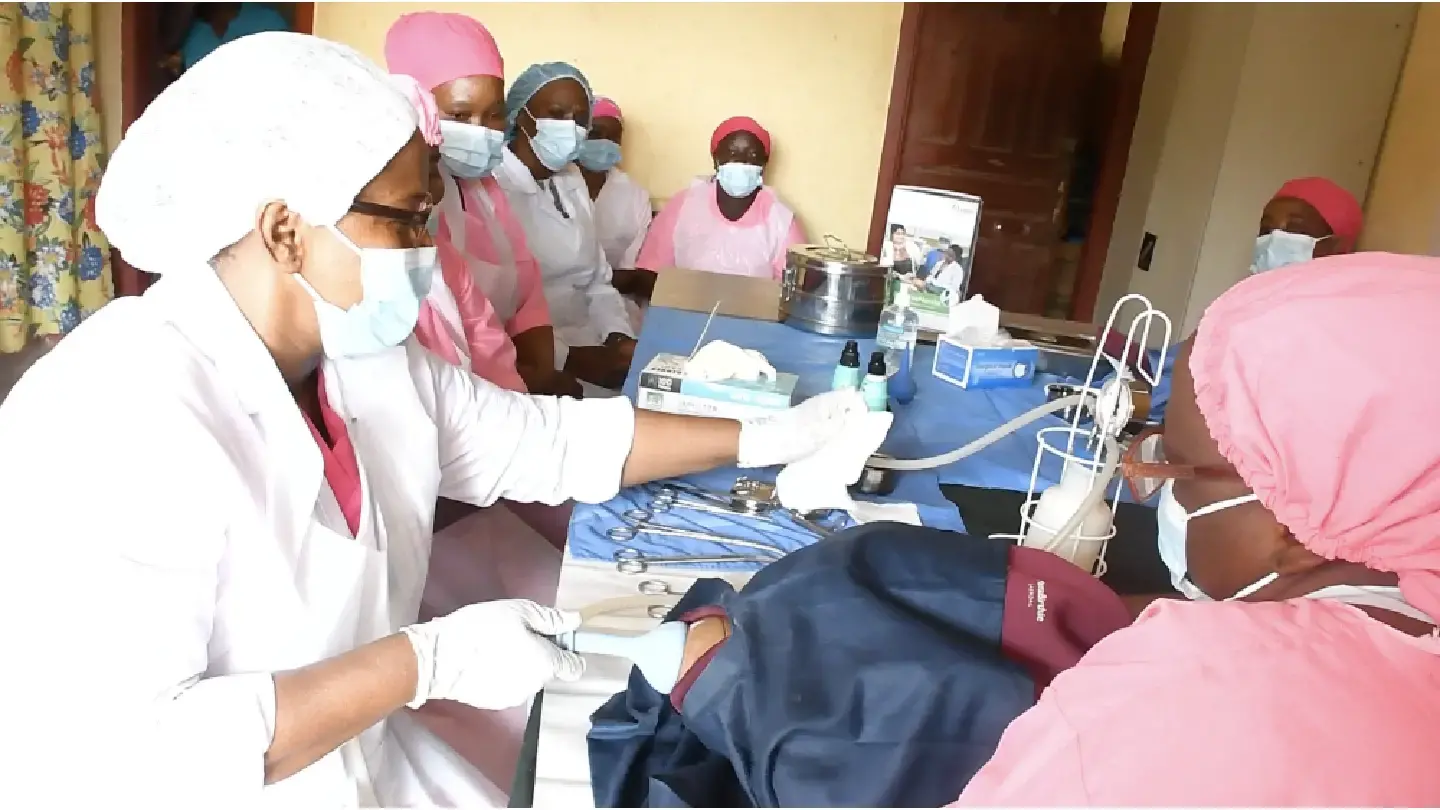 Fatoumata, la Sage-Femme Mentor qui Transforme la Maternité en Guinée